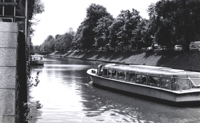 825943 Afbeelding van een rondvaartboot in de Stadsbuitengracht te Utrecht, ter hoogte van de Rijnkade, met op de ...